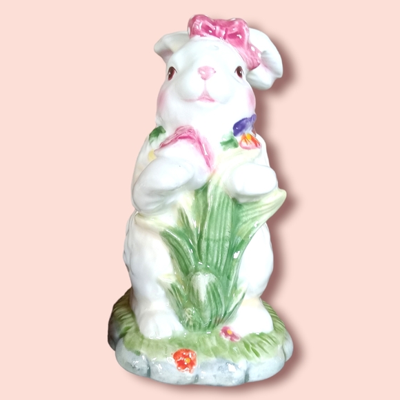 Vintage Tulip field bunny rabbit salt and pepper shakers with basket holder - Picture 8 of 9